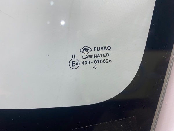 TOYOTA FUNCARGO 2000-  FYG СЕРАЯ ПОЛОСА ПЯТАК СТАРЫЙ Стекло Лобовое