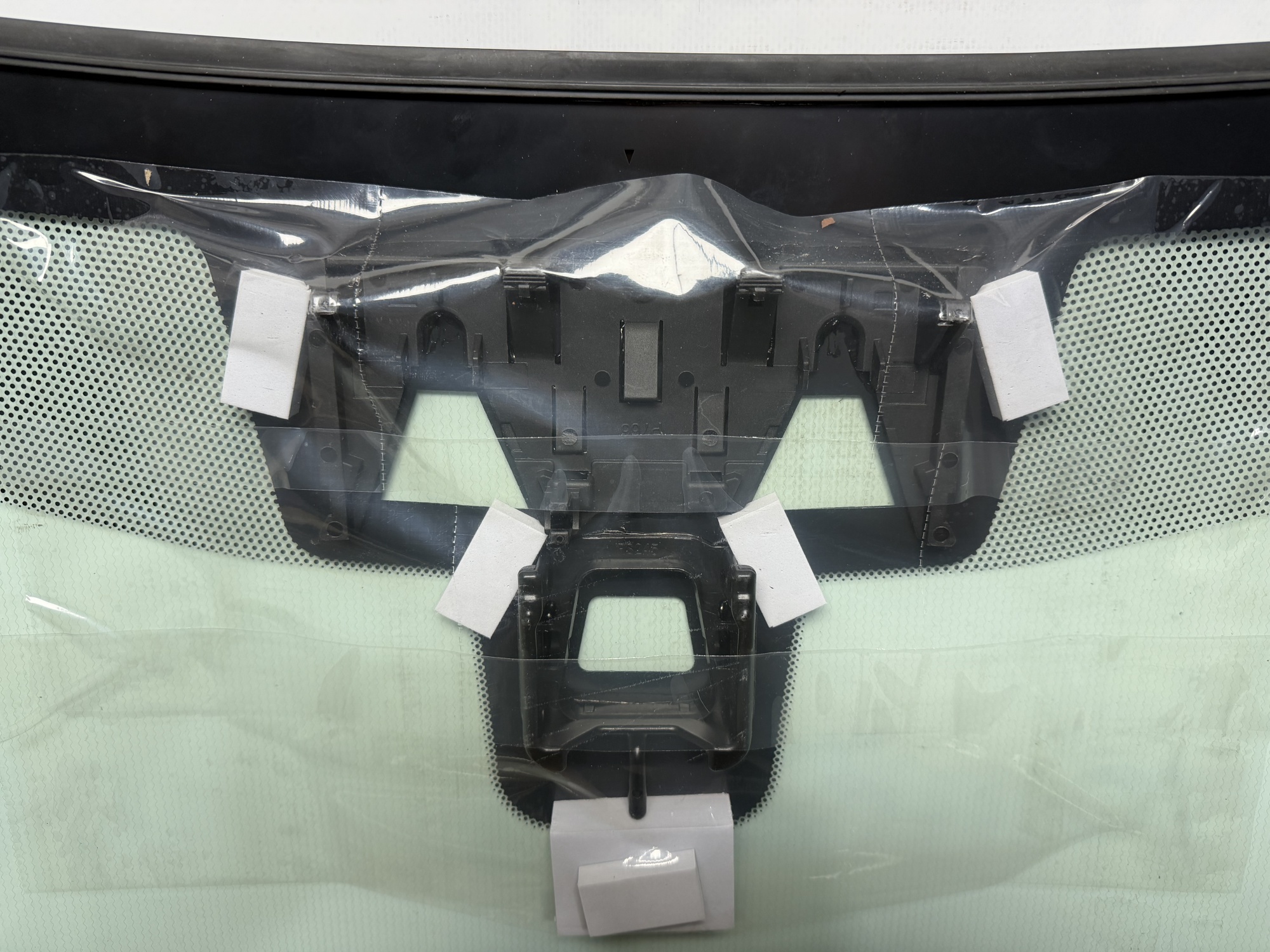 LAND ROVER DISCOVERY V 2016-  BENSON  [полный обогрев+ ДД+2е Камеры+молдинг] Стекло лобовое 